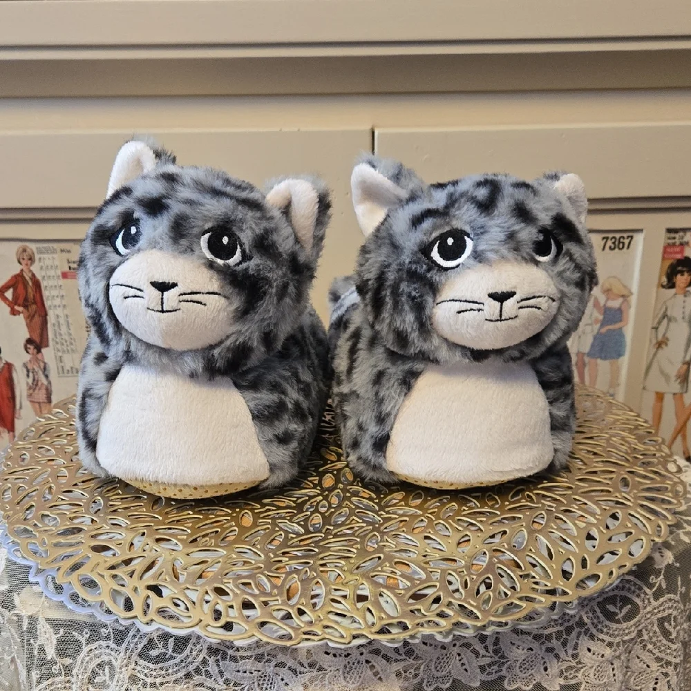 Old Navy kids tiger cats slippers Sz S (10-11)